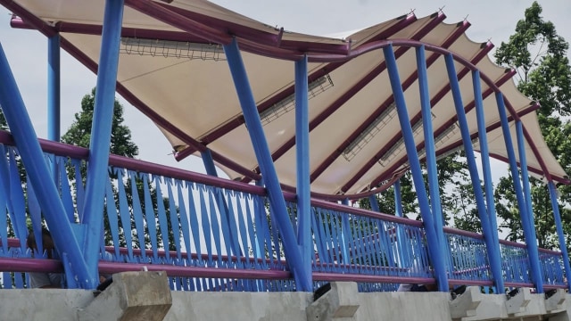 Jembatan Penyebrangan Orang di kawasan Jelambar Barat, Jalan Tubagus Angke, Jakarta Barat, Sabtu (15/12/2018). (Foto: Jamal Ramadhan/kumparan)