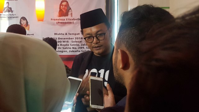 Guntur Romli saat diwawancarai wartawan. Foto: Efira Tamara Thenu/kumparan