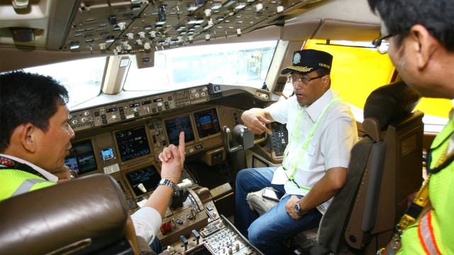 Menteri Perhubungan Budi Karya Sumadi (tengah) melakukan sidak kesiapan angkutan Natal dan Tahun Baru di Bandara Soekarno Hatta. (Foto: ANTARA FOTO/Muhammad Iqbal)