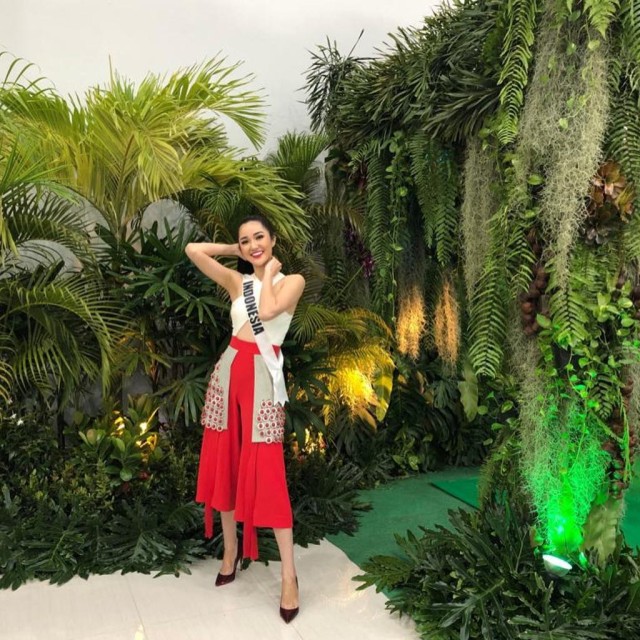 Nuansa merah putih kental terlihat dalam busana rancangan Anthony Tandiyono. (Foto: dok. Instagram/@soniafergina)