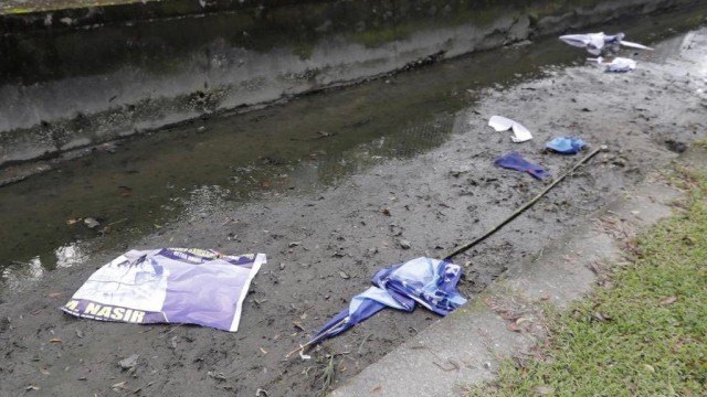 Bendera Partai Demokrat Dirobek di Pekanbaru, Riau. (Foto: Twitter/@AgusYudhoyono)