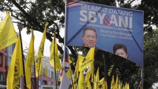 Bendera Partai Demokrat Dirobek di Pekanbaru, Riau. (Foto: Twitter/@AgusYudhoyono)