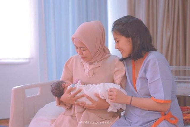 Tahan Sakit dan Tetap Senyum, Ini 7 Momen Haru Persalinan Ardina Rasti (4)