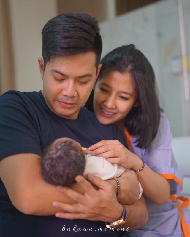Tahan Sakit dan Tetap Senyum, Ini 7 Momen Haru Persalinan Ardina Rasti (5)