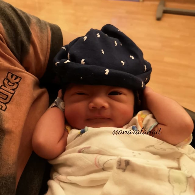 Tahan Sakit dan Tetap Senyum, Ini 7 Momen Haru Persalinan Ardina Rasti (6)