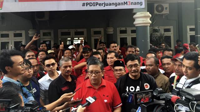 Hasto Kristyanto dan Djarot Syaiful Hidayat di Konsolidasi PDIP Kabupaten langkat, Sumut, Sabtu (15/12). (Foto: Rafyq Panjaitan/kumparan)