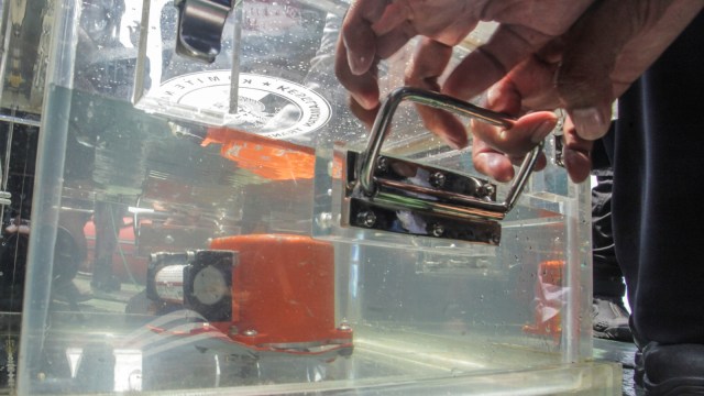 Black Box milik pesawat Lion Air JT 610 yang jatuh di perairan sebelah Utara Karawang, Jawa Barat ditemukan (29/10/2018). (Foto: Antara/Muhammad Adimaja)