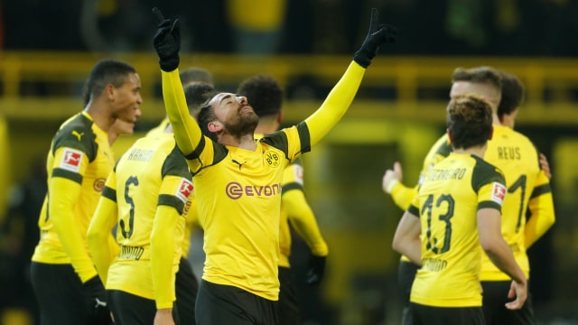 Penyerang Borussia Dortmund, Paco Alcacer, merayakan golnya ke gawang Werder Bremen. Foto: REUTERS/Leon Kuegeler