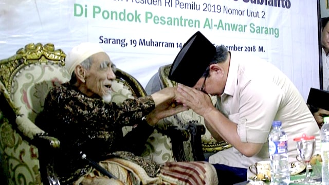 Prabowo Subianto (kanan) saat sowan ke KH Maimoen Zubair, Rembang. (Foto: Dok. Tim Media Prabowo)