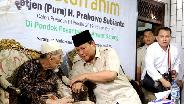 Prabowo Subianto saat sowan ke KH Maimun Zubair di Rembang. (Foto: Dok. Tim Media Prabowo)