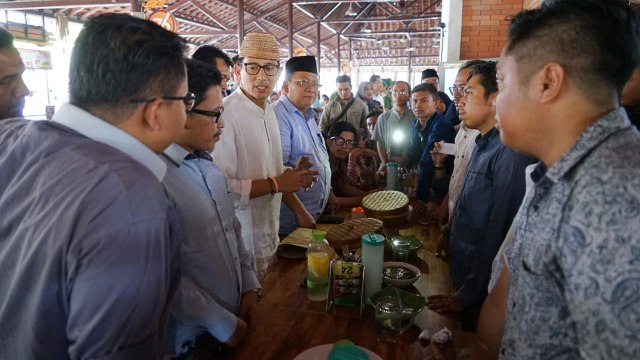 Sandiaga saat menerima sumbangan dana kampanye dari Aliansi Mahasiswa Semarang. (Foto: ANTARA Foto/Harviyan Perdana Putra)