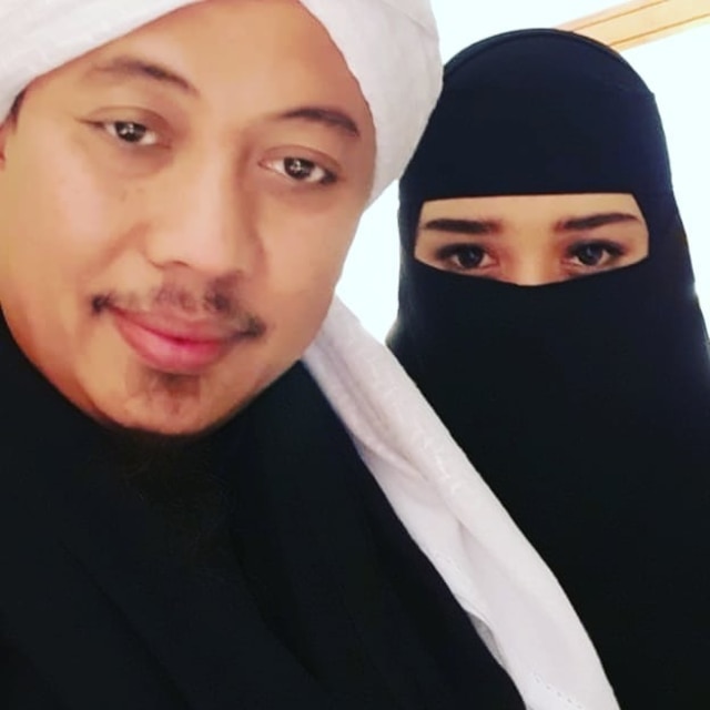 Opick bersama istrinya, Bebi Silvana. (Foto: Instagram/@opick_tomboati)