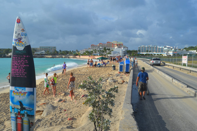 Papan informasi Mengenai Kedatangan pesawat di Pantai Maho (Foto: Shutter Stock)