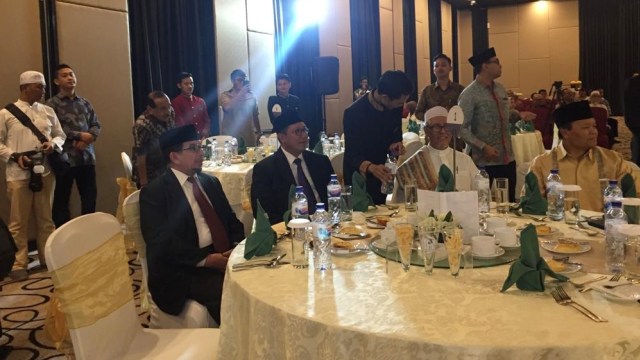 Menteri Agama Lukman Hakim (kedua kiri), Salim Segaf (kiri) saat milad Rabithah Alawiyah. (Foto: Moh Fajri/kumparan)