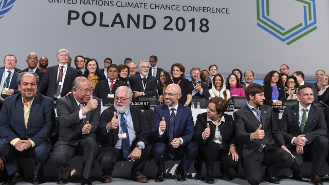 Kepala delegasi foto bersama  akhir sesi terakhir KTT COP24 tentang perubahan iklim di Katowice, Polandia selatan (Foto: AFP/Janek SKARZYNSKI)