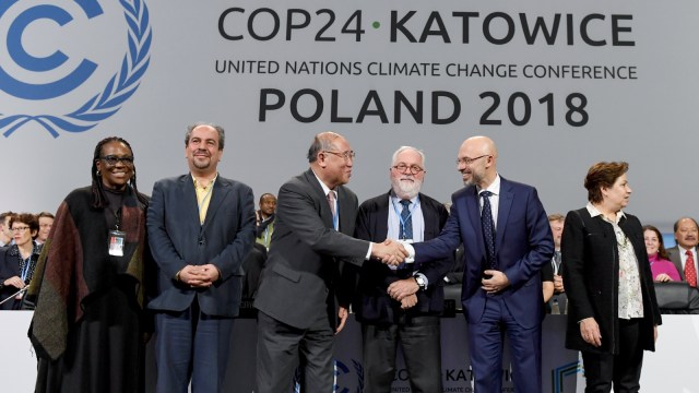 Ketua iklim PBB Patricia Espinosa, kepala delegasi Iran Majid Shafiepour Motlagh, perunding iklim top Cina Xie Zhenhua, komisioner iklim Uni Eropa Miguel Arias Canete, presiden COP24 Michal Kurtyka di Katowice, Polandia selatan (Foto: AFP/Janek SKARZYNSKI)