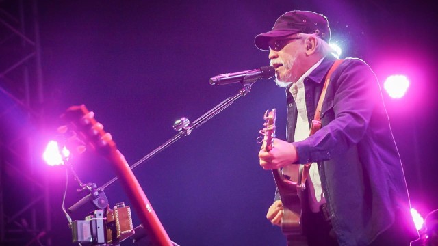 Konser Iwan Fals di LiveSpace SCBD, Jakarta, Minggu (16/12). (Foto: Jamal Ramadhan/kumparan)