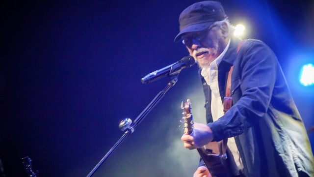 Konser Iwan Fals di LiveSpace SCBD, Jakarta, Minggu (16/12). Foto: Jamal Ramadhan/kumparan