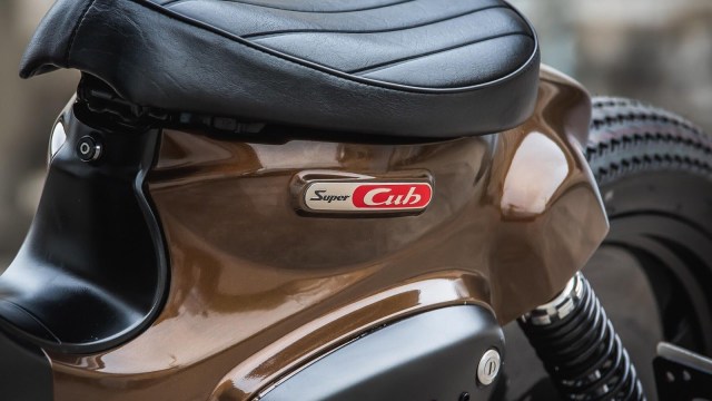 Emblem dan jok motor modifikasi Honda Super Cub (Foto: dok. Carscoops)