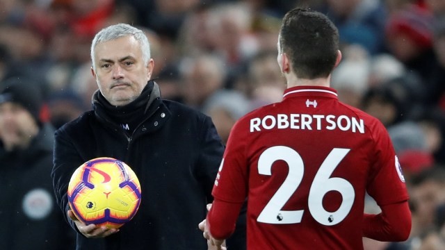 Jose Mourinho memberikan bola kepada Andrew Robertson dalam laga Liverpool vs Manchester United. (Foto: Carl Recine/Reuters)