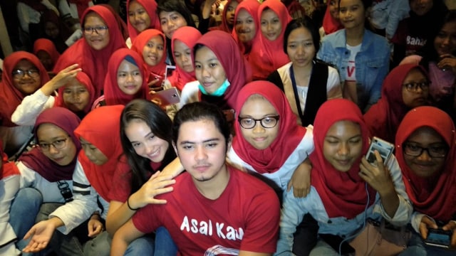 Aliando, dan Aurora bersama penggemarnya saat promosi film 'Asal Kau Bahagia'. (Foto: Dok. Falcon Picture)