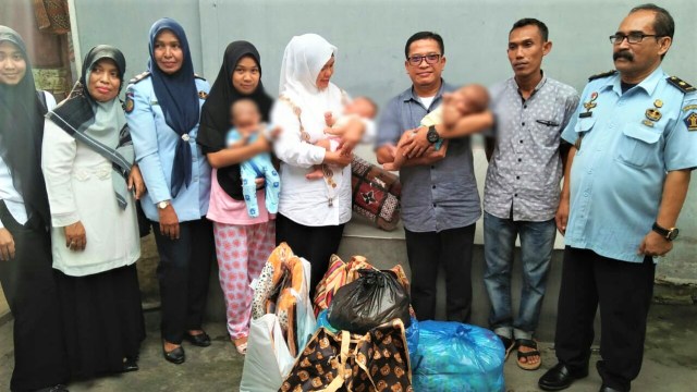 Tahanan wanita Magfirah (27) di Rumah Tahanan (Rutan) kabupaten Bireuen, Aceh, tinggal bersama tiga bayi kembarnya di balik jeruji besi. (Foto: Dok. Dinsos Aceh)