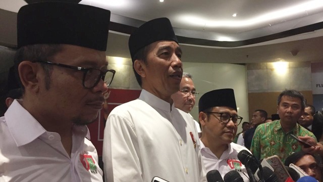 Presiden Joko Widodo (tengah) di Acara Pembekalan Caleg PKB dan Haul Gus Dur di Balai Sarbini, Jakarta.  (Foto: Lutfan Darmawan/kumparan)