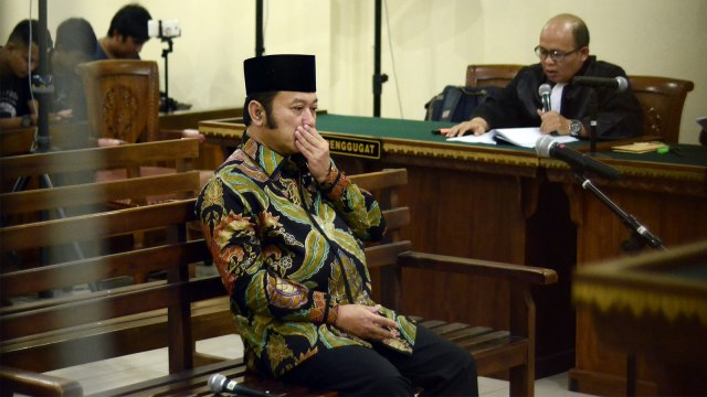 Bupati nonaktif Lampung Selatan Zainudin Hasan menjalani sidang perdana pembacaan dakawaan. (Foto: ANTARA FOTO/Ardiansyah)