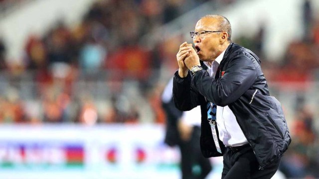 Pelatih Vietnam, Park Hang-seo, tengah memberikan instruksi kepada pemainnya saat bersua Malaysia di final Piala AFF 2018. (Foto: Dok. AFF)