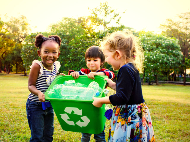 Ilustrasi membuang sampah di tempat yang benar (Foto: Shutter Stock )