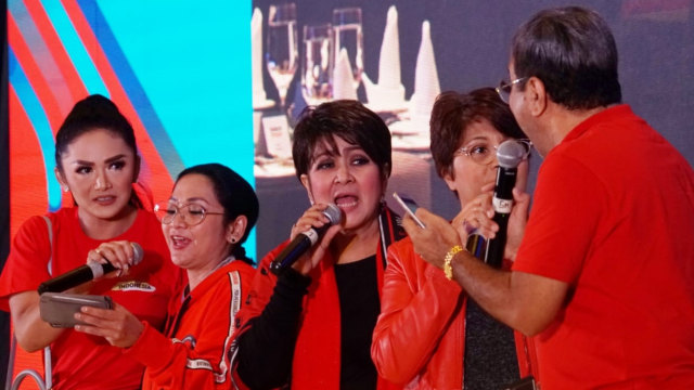 Calon legislatif dari Partai PDIP melakukan persiapan sebelum tampil di peluncuran kumparan Pemilupedia di Hotel The Westin, Jakarta Selatan, Senin (17/12/2018). (Foto: Iqbal Firdaus/kumparan)