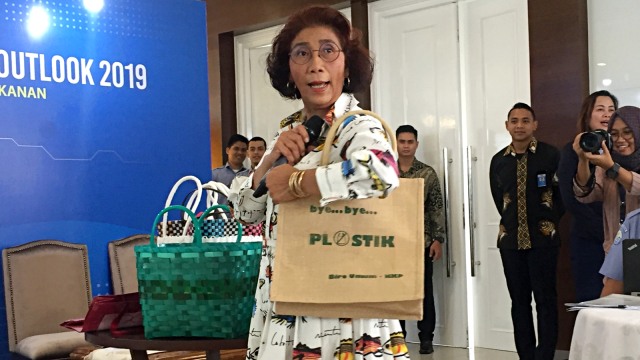 Menteri Perikanan dan Kelautan, Susi Pudjiastuti saat menggunakan keranjang belanja ramah lingkungan. Foto: Elsa Olivia Karina L Toruan/kumparan