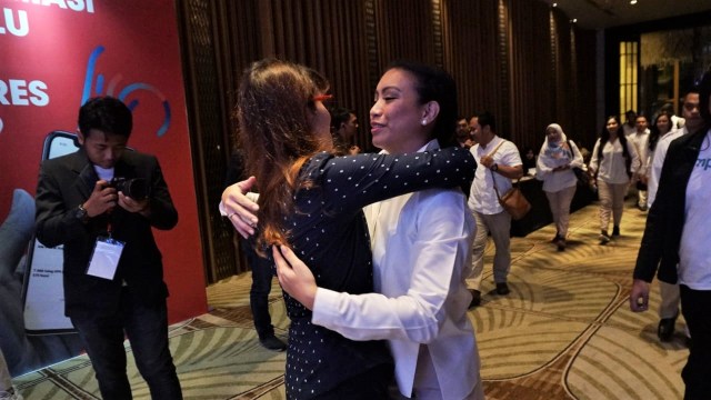 Tsamara amany (kiri) berpelukan dengan Rahayu Saraswati (kanan) di peluncuran kumparan Pemilupedia, Hotel The Westin, Jakarta Selatan, Senin (17/12/2018). (Foto: Irfan Adi Saputra/kumparan)