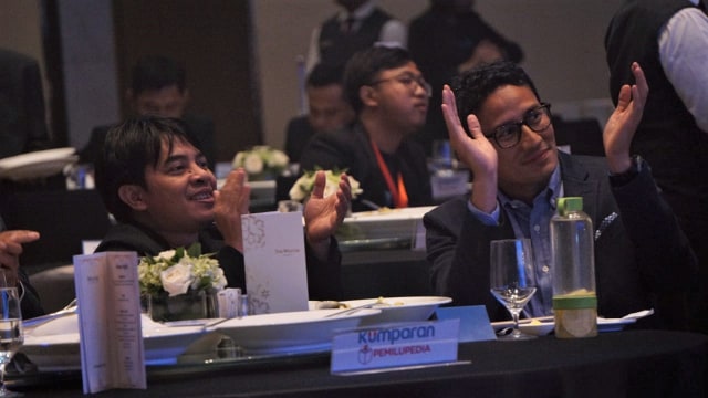 Pemimpin Redaksi kumparan, Arifin Asydhad (kiri), bersama Calon Wakil Presiden Nomor urut 2, Sandiaga Uno (kanan), saat peluncuran kumparan Pemilupedia, Hotel The Westin, Jakarta Selatan, Senin (17/12/2018) (Foto: Jamal Ramadhan/kumparan)