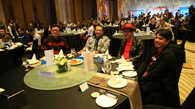 (kanan-kiri) Pemimpin Redaksi kumparan, Arifin Asydhad, mendampingi Menkumham Yasonna Laoly, Ketua DPR Bambang Soesatyo dan Mendagri Tjahjo Kumolo di Pemilupedia kumparan. (Foto: Aditia Noviansyah/kumparan)