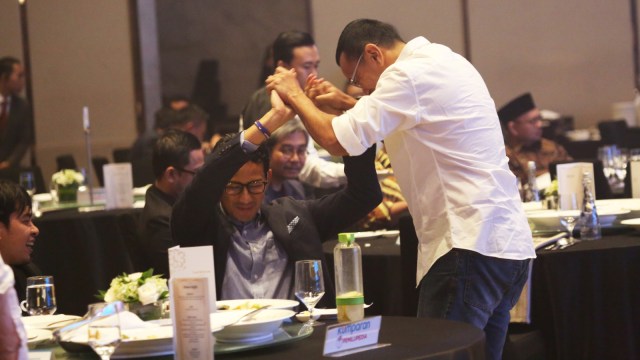 Tokoh Media, Arya Mahendra Sinulingga (kanan), menyapa Calon Wakil Presiden Nomor urut 2, Sandiaga Uno (kanan), saat peluncuran kumparan Pemilupedia, Hotel The Westin, Jakarta Selatan, Senin (17/12/2018) (Foto: Aditia Noviansyah/kumparan)
