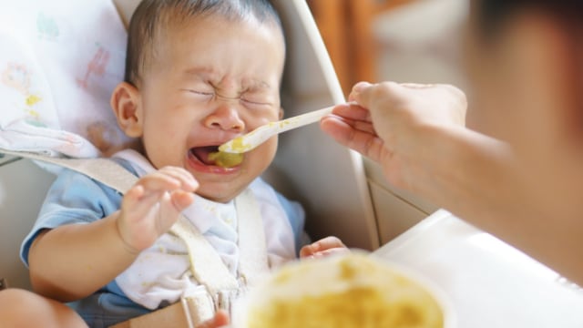 Ilustrasi bayi menangis saat makan (Foto: Shutterstock)