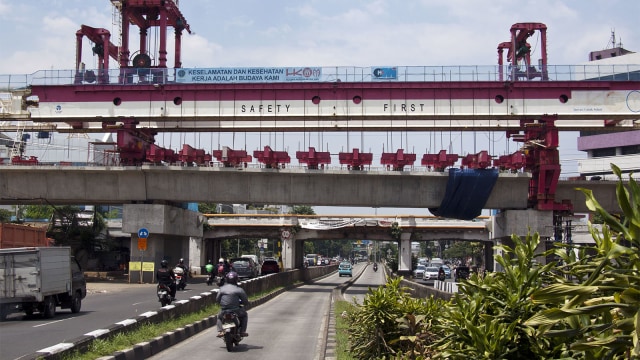 Pembangunan jalur Double-Double Track (DDT) Manggarai-Cikarang di kawasan Jatinegara. Foto: ANTARA/Galih Pradipta