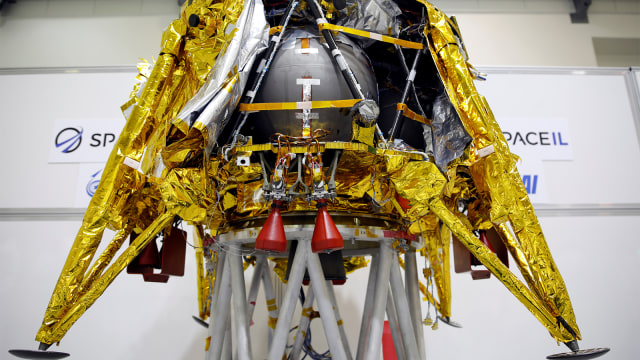 Sebuah pesawat ruang angkasa tanpa awak dipresentasikan ke media oleh Israel SpaceIL dan perwakilan dari Israel Aerospace Industries (IAI), di Yehud, Israel. Foto: REUTERS/Amir Cohen