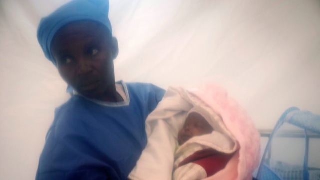 Perawat dan Benedicte 'Si Keajaiban Kecil' di Beni, Republik Demokratik Kongo. (Foto: Guy Hubbard/UNICEF via Associated Press)