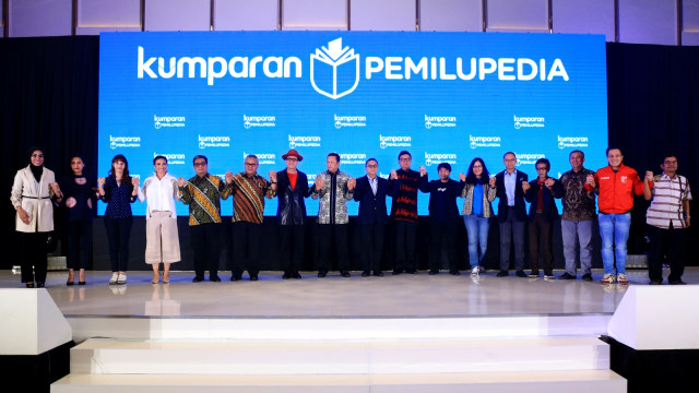 Para elite partai politik dari berbagai partai bergandengan tagan di peluncuran kumparan Pemilupedia di Hotel The Westin, Jakarta Selatan, Senin (17/12/2018). (Foto: Aditia Noviansyah/kumparan)