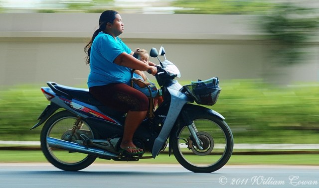 Ilustrasi membonceng anak kecil di sepeda motor. (Foto: radiantphotograph.com)