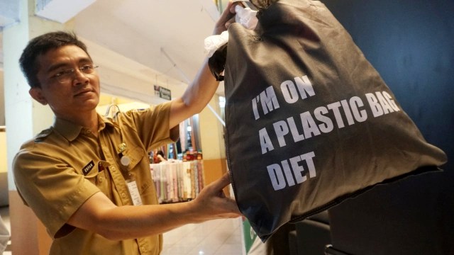 Dinas Lingkungan Hidup DKI Jakarta dan Perumda Pasar Jaya melakukan kegiatan Operasi Tukar Kresek kesejumlah pasar, salah satunya Pasar Jaya Kramat Jati, Selasa (18/12). (Foto: Iqbal Firdaus/kumparan)