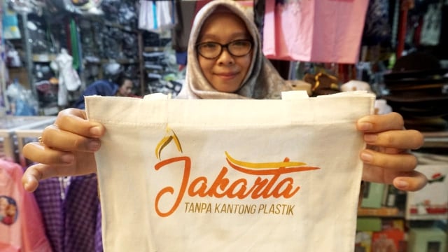 Dinas Lingkungan Hidup DKI Jakarta dan Perumda Pasar Jaya melakukan kegiatan Operasi Tukar Kresek kesejumlah pasar, salah satunya Pasar Jaya Kramat Jati, Selasa (18/12). (Foto: Iqbal Firdaus/kumparan)