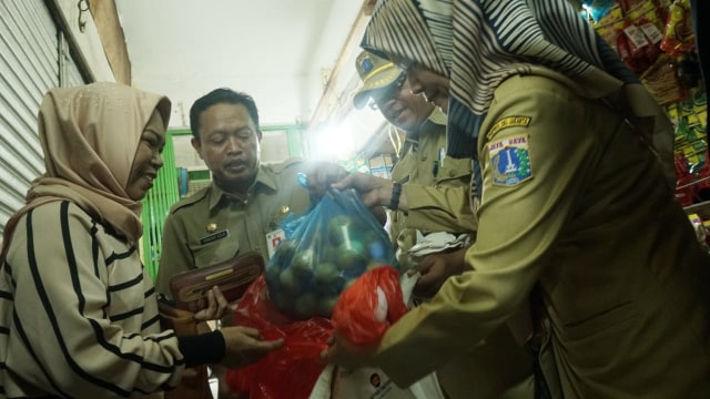 Dinas Lingkungan Hidup DKI Jakarta dan Perumda Pasar Jaya melakukan kegiatan Operasi Tukar Kresek kesejumlah pasar, salah satunya Pasar Jaya Kramat Jati, Selasa (18/12). (Foto: Iqbal Firdaus/kumparan)