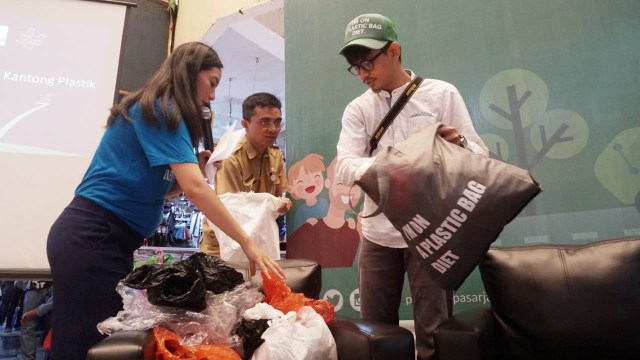 Dinas Lingkungan Hidup DKI Jakarta dan Perumda Pasar Jaya melakukan kegiatan Operasi Tukar Kresek kesejumlah pasar, salah satunya Pasar Jaya Kramat Jati, Selasa (18/12). (Foto: Iqbal Firdaus/kumparan)