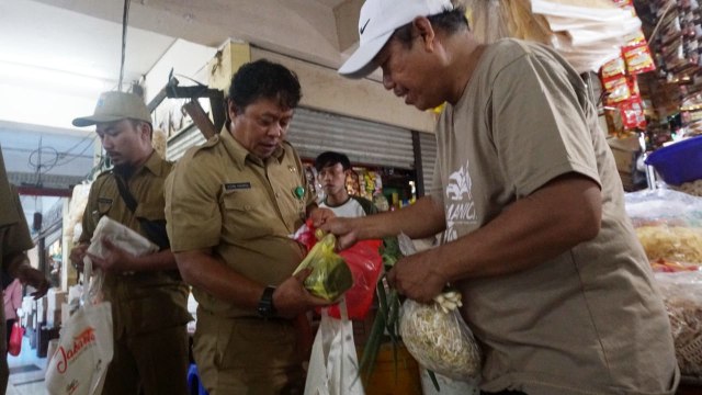 Dinas Lingkungan Hidup DKI Jakarta dan Perumda Pasar Jaya melakukan kegiatan Operasi Tukar Kresek kesejumlah pasar, salah satunya Pasar Jaya Kramat Jati, Selasa (18/12). (Foto: Iqbal Firdaus/kumparan)