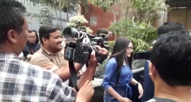 Nella Kharisma di Polda Jatim terkait kasus kosmetik ilegal. (Foto: Nuryatin Phaksy Sukowati/kumparan)