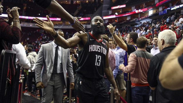 Pemain Houston Rockets, James Harden, menyalami pendukungnya. (Foto: Troy Taormina-USA TODAY Sports via Reuters)