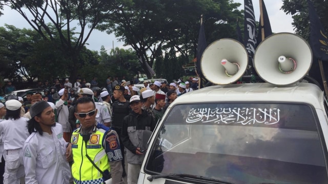 Suasana di depan Mapolda Jabar saat pemeriksaan Habib Bahar bin Smith, Selasa (18/12). (Foto: Iqbal Tawakal/kumparan)